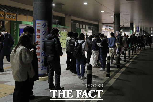 일본 미야기현 센다이시에서 지진이 발생한 후 사람들이 택시로 갈아타기 위해 줄을 서있다.