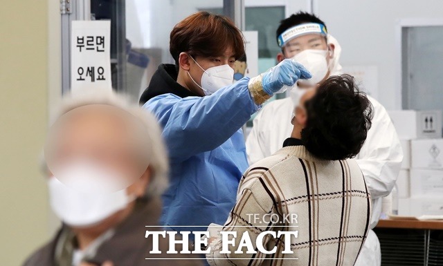 18일 서울 송파구보건소 코로나19 선별진료소에서 의료진이 시민들의 검체를 채취하고 있다. /뉴시스