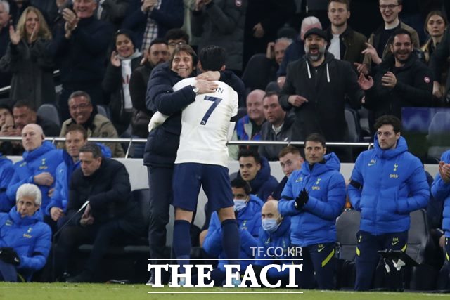 토트넘의 안토니오 콘테 감독이 지난달 21일 웨스트햄전에서 2골 활약을 펼친 손흥민을 뜨겁게 축하하며 포옹하고 있다./런던=AP.뉴시스