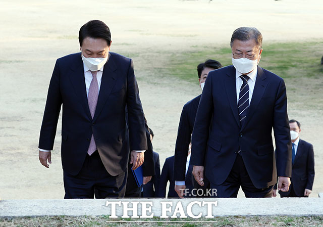 문재인 대통령과 윤석열 제20대 대통령 당선인이 28일 오후 만찬 회동을 위해 청와대 상춘재로 향하고 있다. /뉴시스