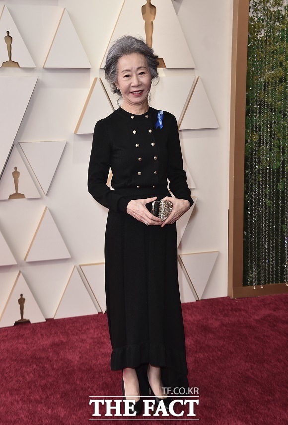 윤여정이 28일 오전(한국시간) 미국 캘리포니아주 로스앤젤레스 돌비극장에서 열리는 제94회 아카데미 시상식에 도착해 포토타임을 갖고 있다. /로스앤젤레스=AP.뉴시스