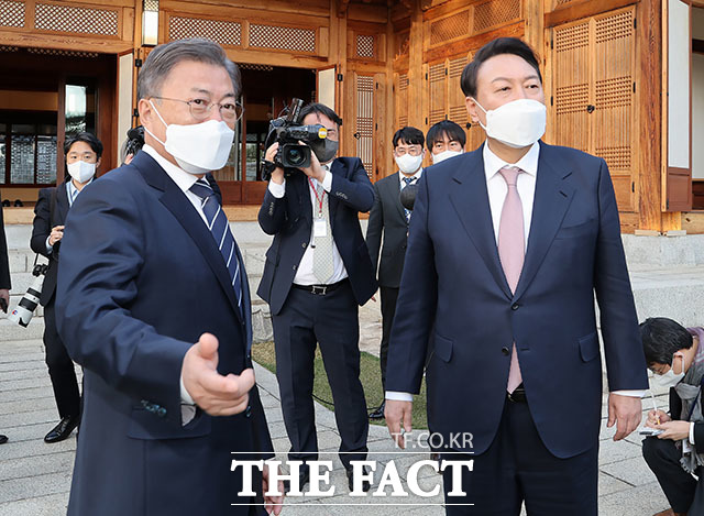 상춘재에서 대화 나누는 문 대통령과 윤 당선인.