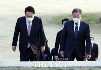  문재인-윤석열, 대선 후 '19일 만'에 첫 회동 [TF사진관]