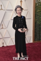  윤여정, '난민과 함께' 리본 달고 2년 연속 아카데미 등장