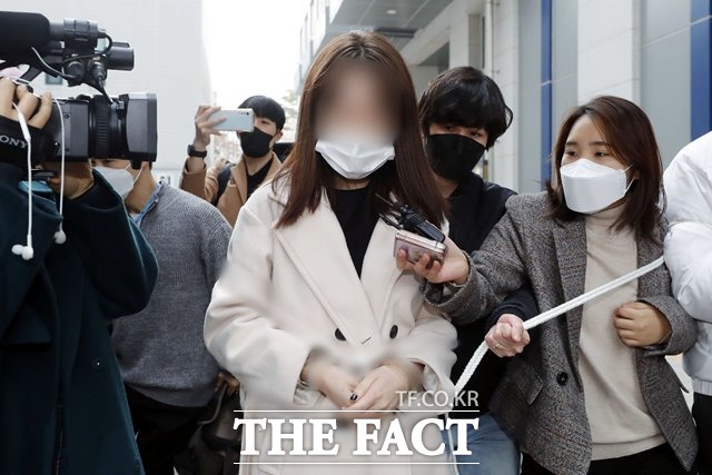서울 지하철 내에서 60대 남성을 휴대전화로 여러 차례 때린 혐의로 기소된 20대 여성이 첫 재판에서 혐의를 모두 인정했다. /뉴시스