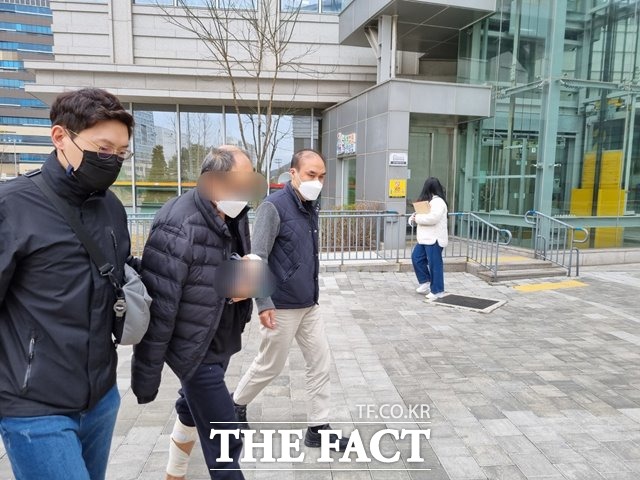 서울 송파구 주택가에서 함께 술을 마시던 지인을 살해한 혐의를 받는 60대 남성이 6일 구속송치됐다. /뉴시스