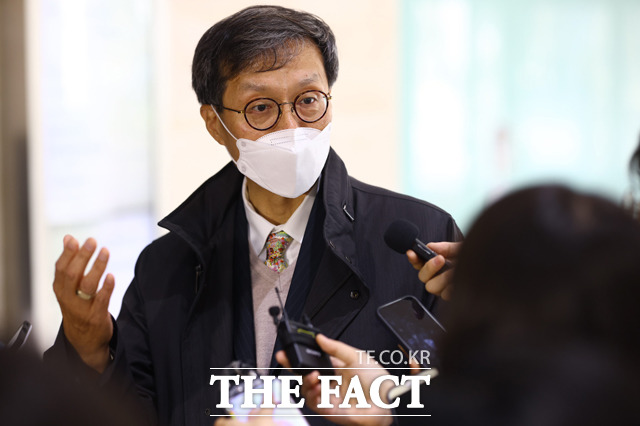이창용 한국은행 총재 후보자가 1일 오전 서울 중구 부영태평빌딩 인사청문회 사무실로 출근하며 기자들의 질문에 답변하고 있다. /뉴시스