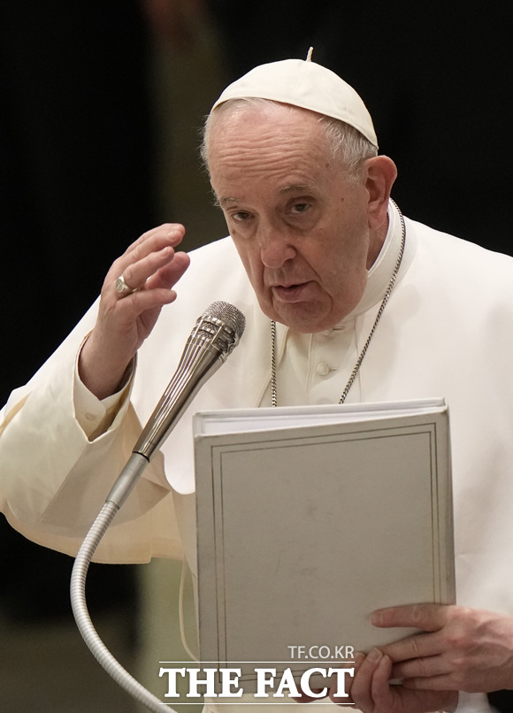 프란치스코 교황이 우크라이나 전쟁을 끝내기 위한 비밀 평화임무를 수행하고 있다고 밝혔다. /AP.뉴시스