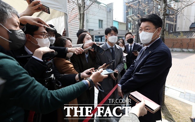 장제원 대통령 당선인 비서실장이 5일 오전 서울 종로구 통의동 제20대 대통령직인수위원회 앞에서 취재진 질문에 답하고 있다. /뉴시스