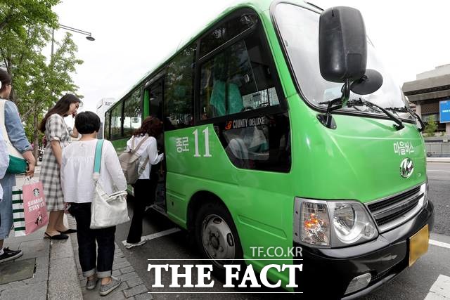 서울 대중교통의 한 축인 마을버스 업계가 올해도 코로나19 여파로 고통을 호소하고 있다. 사진은 기사 내용과 관련 없음./뉴시스