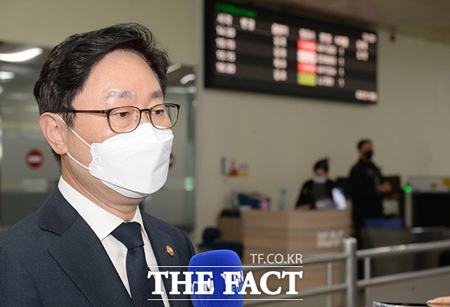 박범계 법무부 장관이 12일 오후 아프간 특별기여자의 현안 청취를 위해 울산을 방문, 울산공항에서 기자들의 질문에 답하고 있다. /뉴시스