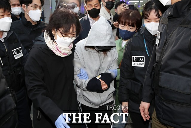 서울 금천경찰서는 13일 초등학생 아들 두 명을 살해한 혐의를 받는 40대 여성을 서울남부지검에 구속 송치했다. /뉴시스