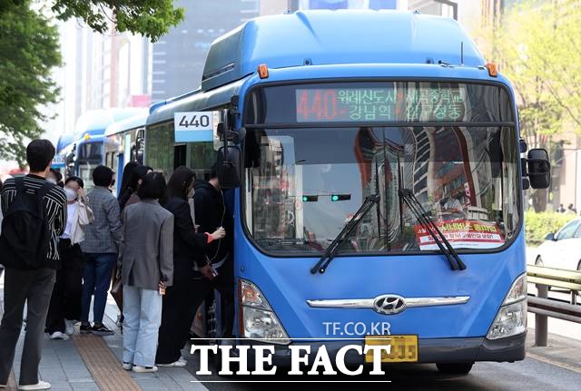 서울시가 26일로 예고된 시내버스 파업에 대비해 가능한 모든 대체 교통수단을 동원하는 대책을 마련했다. 20일 오전 운행 중인 서울 시내버스에 총파업 피켓이 게시돼 있다. /뉴시스