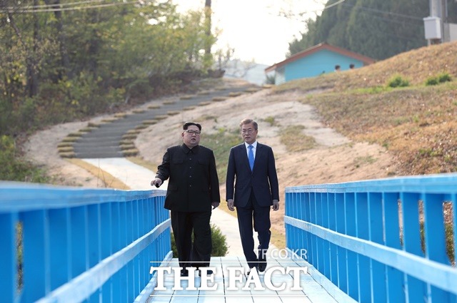 청와대는 22일 남북정상이 친서를 교환했다고 밝혔다. 문재인 대통령과 김정은 북한 조선노동당 총비서가 2018년 4월 27일 판문점 인근에서 공동 식수를 마친 후 군사분계선 표식물이 있는 도보다리까지 산책을 하며 담소를 나누고 있는 모습. /뉴시스