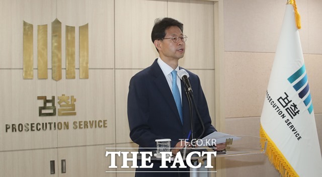 배용원 서울북부지검장은 22일 오전 서울 도봉구 서울북부지검 청사에서 기자회견을 열고 더불어민주당의 검찰 수사권 폐지 법안을 우려하는 목소리를 냈다. /뉴시스