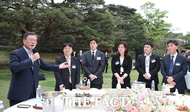 문재인 대통령이 25일 오후 청와대 녹지원에서 열린 출입기자단 초청 행사에서 기자단 질문에 답하고 있다. /뉴시스