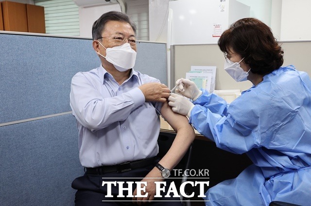 문재인 대통령이 25일 오전 서울 종로구 보건소에서 화이자 백신으로 코로나19 4차 예방접종을 하고 있다. /뉴시스
