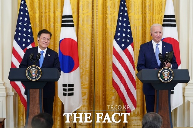 대통령직인수위원회에 따르면 조 바이든 미국 대통령은 다음 달 20~22일 한국을 방문한다. 사진은 문재인 대통령이 지난해 5월 21일(현지시간) 미국 워싱턴 백악관 이스트룸에서 바이든 대통령과 공동기자회견을 하는 모습. /뉴시스