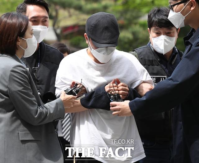 614억원의 회삿돈을 횡령한 혐의로 구속영장이 청구된 우리은행 직원 A씨가 30일 오후 영장실질심사를 받기 위해 서울 서초구 서울중앙지방법원으로 들어가고 있다./뉴시스