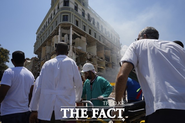 6일(현지시간) 쿠바 수도 아바나의 5성급 호텔 사라토가 폭발 현장 부근에서 의료진이 들것을 들고 대기하고 있다. /뉴시스
