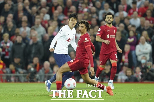 EPL 득점 선두 살라(오른쪽)와 정면 승부에서 골을 기록한 손흥민(왼쪽). 살라는 이날 득점하지 못했다./리버풀=AP.뉴시스