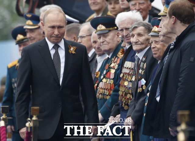 블라디미르 푸틴 러시아 대통령이 9일 전승절 행사에 참석해 우크라이나 침공의 당위성을 주장했다. 푸틴 대통령이지난 2019년 5월 9일 수도 모스크바 붉은 광장에서 열린 열병식에 참석한 모습. /AP.뉴시스