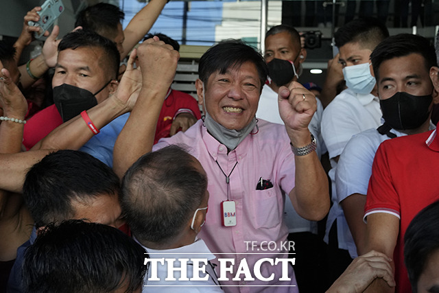 페르디난드 봉봉 마르코스 주니어 필리핀 대통령 당선인이 11일(현지시간) 만달루용에 있는 자신의 선거본부 밖에서 지지자들에게 인사를 하고 있다./ 만달루용=AP.뉴시스