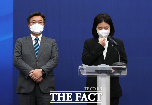 박지현(오른쪽)·윤호중 더불어민주당 공동비상대책위원장이 12일 저녁 국회 당대표실에서 성 비위 의혹으로 제명된 박완주 의원과 관련해 사과했다. /국회사진취재단