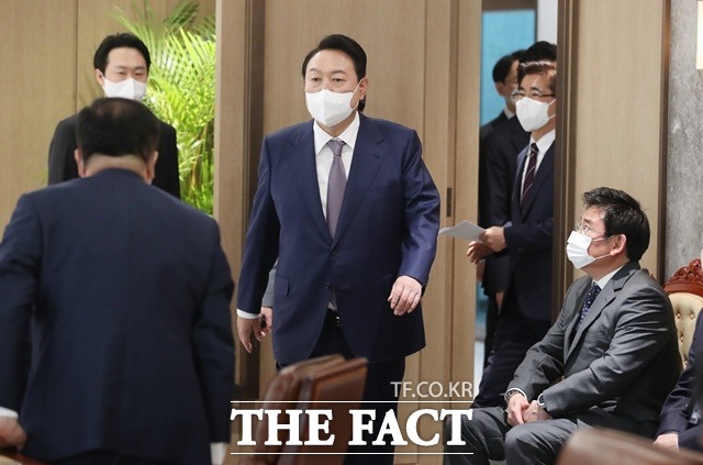 윤석열 대통령이 16일 취임 후 두 번째로 개최한 수석비서관회의에서 참모들에게 스스로 대통령이라는 생각으로 국가 전체를 보면서 문제의식을 갖고 대응 방안에 대해 좋은 의견을 많이 내달라고 당부했다고 대통령실 측이 밝혔다. 윤 대통령이 지난 11일 서울 용산 대통령실 청사 대회의실에서 열린 수석비서관회의에 입장하는 모습. /뉴시스