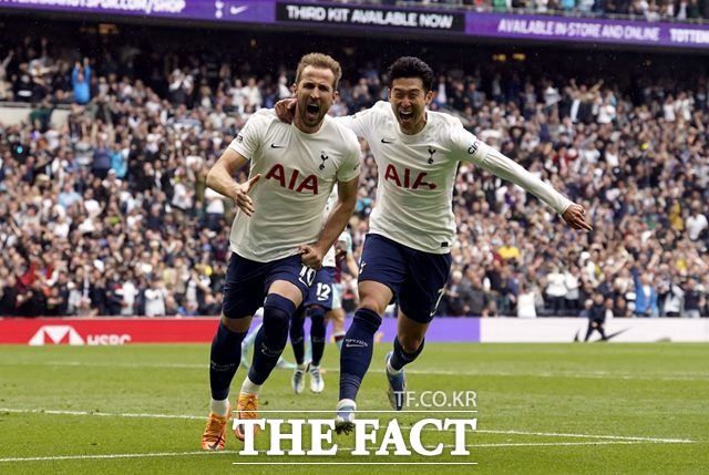 미스터 토트넘 손흥민이 15일 번리와 EPL 마지막 홈경기를 치른 뒤 가진 구단 시상식에서 올해의 선수 3개 부문을 모두 수상했다. 사진은 이날 전반 종료 직전 페널티킥골을 성공시킨 해리 케인(왼쪽)과 손흥민./런던=AP.뉴시스