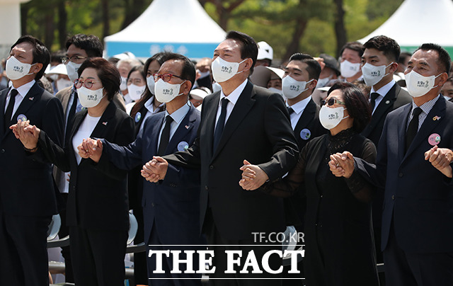 윤석열 대통령이 18일 광주 북구 국립5·18민주묘지에서 열린 광주 5·18 민주화운동 제42주년 기념식에서 임을 위한 행진곡을 제창하고 있다. /뉴시스