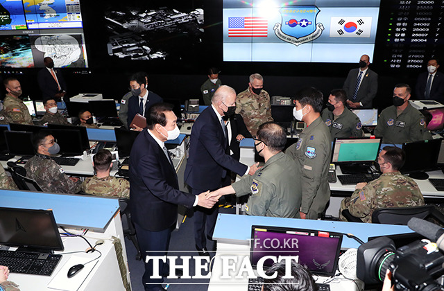 윤석열 대통령(왼쪽)과 조 바이든 미국 대통령이 22일 경기 평택시 오산 공군기지 공군작전사령부 항공우주작전본부 작전조정실을 방문해 장병들을 격려하고 있다. /뉴시스
