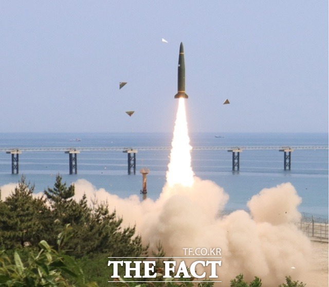 북한이 25일 오전 동해상에 ICBM(대륙간탄도미사일)과 SRBM(단거리탄도미사일) 세 발을 섞어서 발사한 가운데 한미 군 당국은 동해상으로 미사일을 발사하며 맞대응에 나섰다. 한국군의 현무-2 지대지 미사일이 이날 오전 발사되는 모습. /뉴시스