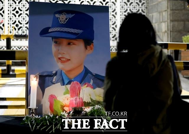 지난해 10월 20일 오후 서울 용산구 국방부 앞에 마련된 공군 성추행 피해자 고 이예람 중사 추모 시민분향소를 찾은 시민이 묵념을 하고 있다. /뉴시스