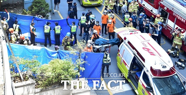 9일 대구 수성구 범어동 한 빌딩에서 화재가 발생해 다수의 사망자와 부상자가 발생한 가운데 소방대원들이 구조 및 희생자 수습을 하고 있다. /뉴시스