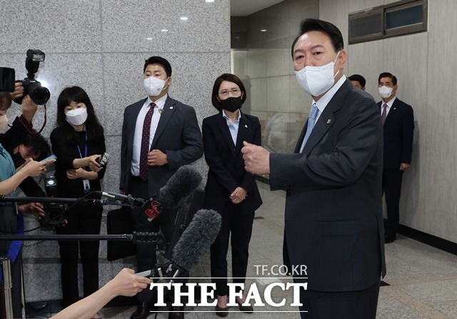 윤석열 대통령이 10일 오전 서울 용산 대통령실 청사로 출근하며 취재진 질문에 답하고 있다. /뉴시스