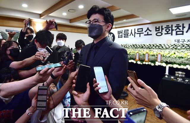 한동훈 법무부 장관이 10일 오후 대구 중구 경북대학교병원에 마련된 법률사무소 방화참사 희생자 합동분향소를 찾은 뒤 취재진 질문에 답변하고 있다. /뉴시스