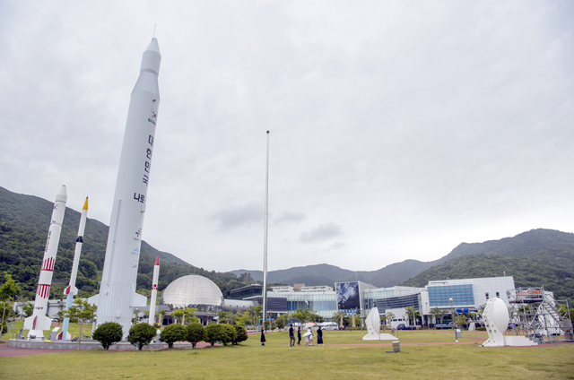 전남 고흥군 봉래면 나로우주센터 입구에 한국형 발사체 누리호(KSLV-Ⅱ) 모형이 세워져 있다. /뉴시스