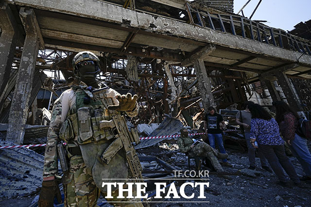 이날 러시아 군이 우크라이나 내 유럽 최대 제철소인 아조우스탈 철강 공장 앞을 지키고 있다. 아조우스탈 제철소는 러시아의 마리우폴 포위전 기간 동안 완전히 파괴돼 폐허로 변한 상태다.