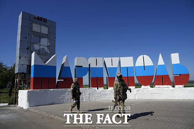 우크라이나 마리우폴을 장악한 러시아가 마리우폴 항구 입구 조형물에 러시아 국기의 색상을 입혔다.