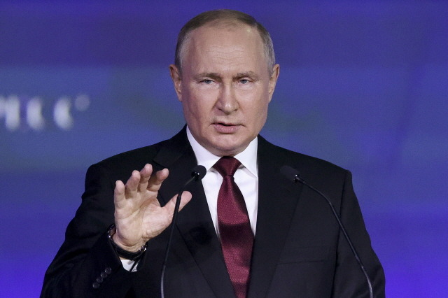 블라디미르 푸틴 러시아 대통령이 17일(현지시간) 상트페테르부르크에서 열린 국제경제포럼(SPIEF)에서 세계 인플레이션은 서방 국가 때문이라고 주장했다. /상트페테르부르크=AP·뉴시스
