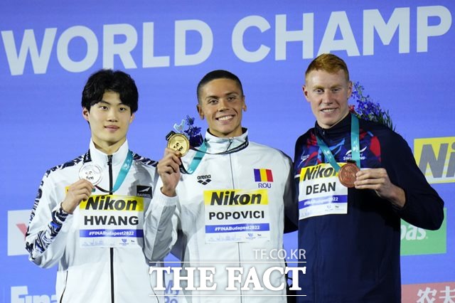 19세 황선우(맨왼쪽)가 21일 열린 2022 FINA 세계선수권대회 남자 자유형 200m에서 한국신기록으로 은메달을 목에 건 뒤 입상자들과 함께 포즈를 취하고 있다./부다페스트(헝가리)=AP.뉴시스