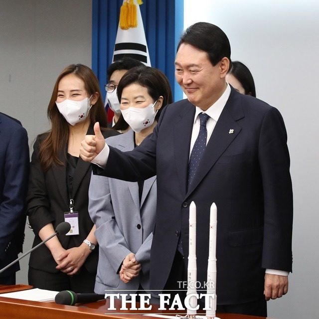 윤석열 대통령이 21일 오후 서울 용산 대통령실 청사 영상회의실에서 이종호 과학기술정보통신부 장관으로부터 누리호 발사 성공 결과를 보고 받은 후 밝은 표정으로 엄지를 치켜올리고 있다. /뉴시스