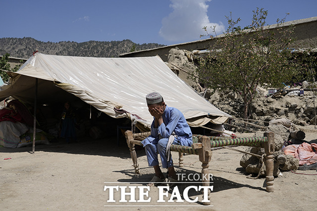 아프가니스탄 팍티카주 가얀 마을의 한 아이가 지진으로 파괴된 집 마당에 얼굴을 감싸 쥐고 있다.