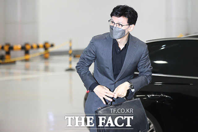 한동훈 법무부 장관이 29일 오전 인천국제공항 제2여객터미널에서 미국 출장을 위해 출국장으로 향하고 있다. /뉴시스