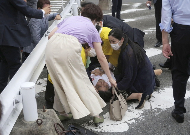 아베 신조 전 일본 총리가 8일 오전 나라에서 선거 연설 중 총격으로 땅바닥에 쓰러졌다. 아베 전 총리는 나라시에서 참의원 선거를 앞두고 유세 중 들려온 총성과 함께 가슴 부위에 피를 흘리며 쓰러져 심정지 상태에 있다가 사망한 것으로 알려졌다. /AP. 뉴시스