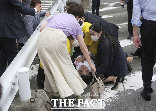 아베 신조 전 일본 총리(가운데)가 8일 나라시 참의원 선거의 지원유세 활동을 하던 도중 총격을 입고 거리에 쓰러져 있다./나라=AP.뉴시스