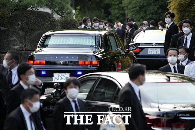장례식장 들어서는 기시다 후미오 일본 총리의 차량. / 도쿄=AP·뉴시스