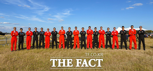 대한민국 공군 특수비행팀 블랙이글스가 15일부터 17일까지 열린 영국 리아트(RIAT) 에어쇼에서 영국 공군의 특수비행팀 레드 애로우즈(Red Arrows)와 우정비행에 앞서 기념촬영을 하고 있다. / 뉴시스