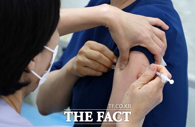 50대와 18세 이상 성인 기저질환자에 대한 코로나19 백신 4차 접종이 시작된 18일 오후 서울 강서구 서울부민병원에서 한 시민이 백신을 접종받고 있다. /뉴시스